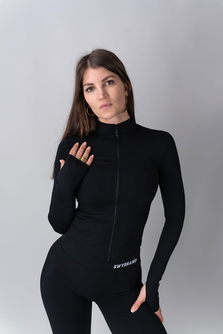 Swy Brand Statement Long Slevee v črni barvi, pogled od spredaj