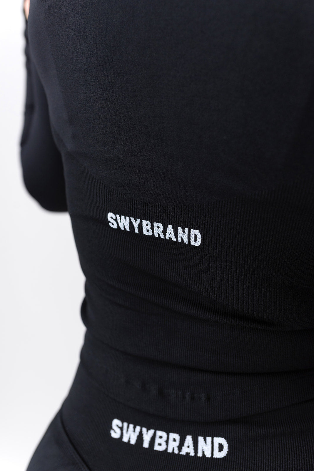 Swy Brand Statement Long Slevee v črni barvi, logotip zadaj(detajl)