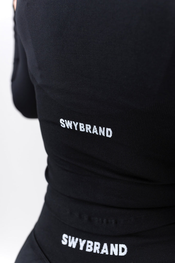 Swy Brand Statement Long Slevee v črni barvi, logotip zadaj(detajl)